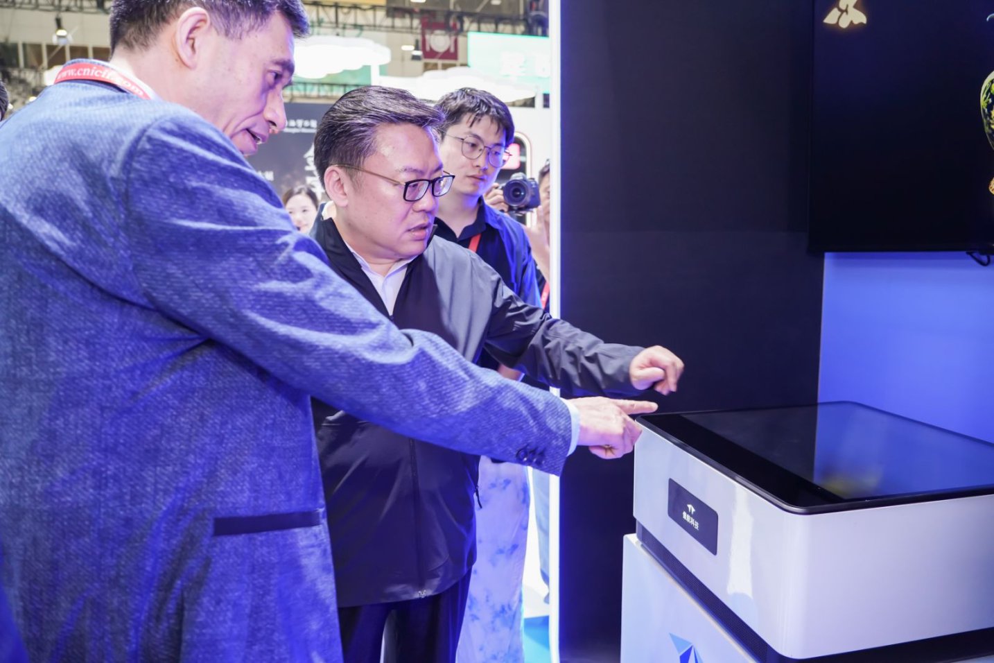 Medium-Free Holography + Culture | XHOLO was praised by the Minister of Propaganda of Shanghai!